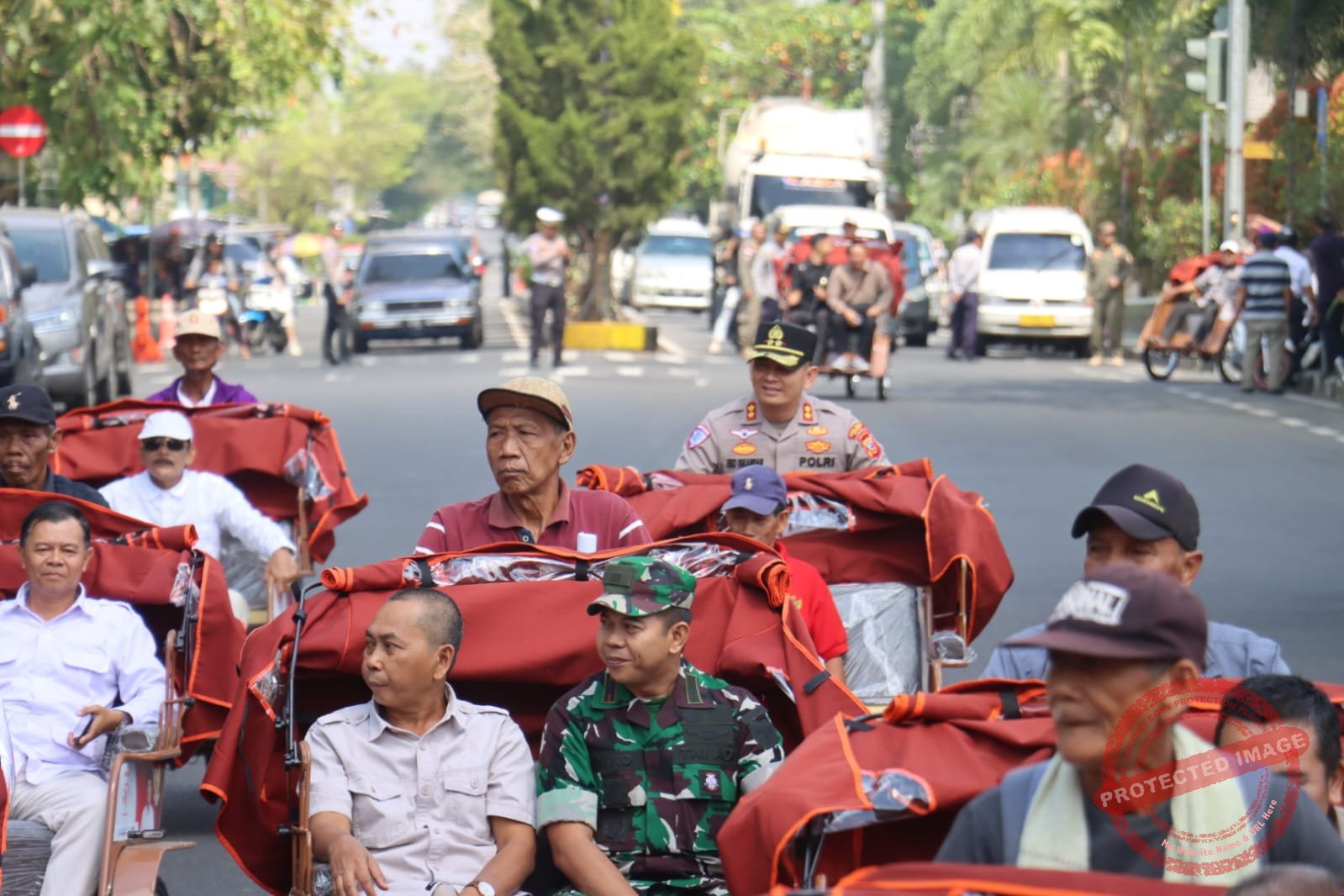 Kapolres Ciamis saat menjajal sepeda listrik bantuan Presiden Prabowo. (Dok, foto. Humas Polres Ciamis)