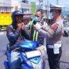 Tak Mau Warga Abai, Polres Garut Bagikan 500 Masker Hadapi Potensi Debu Vulkanik