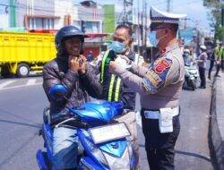Tak Mau Warga Abai, Polres Garut Bagikan 500 Masker Hadapi Potensi Debu Vulkanik