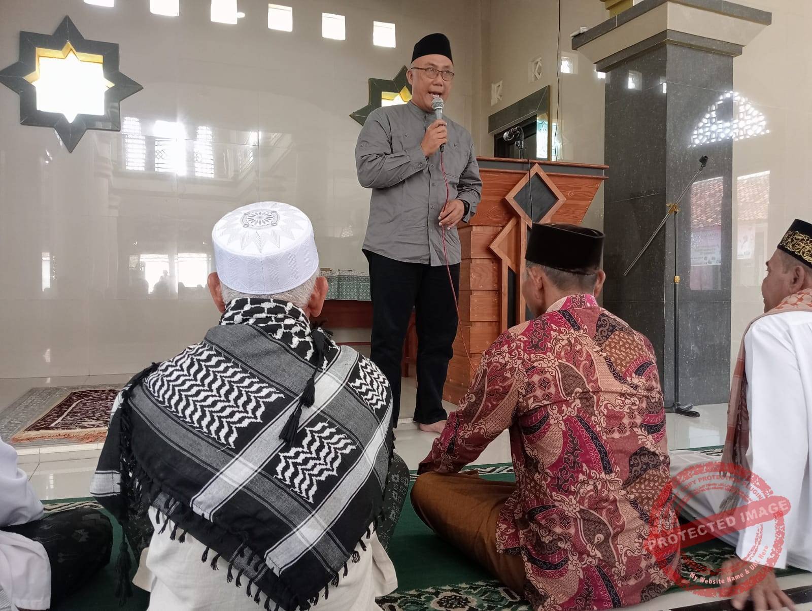 Camat Baregbeg, Eka Yudha Katresna, saat menggelar program Jumat keliling di Masjid Jami Al-Khoeriyah, Dusun Desa, Desa Sukamaju mensosialisasikan Pilkades Digital. (Dok, foto. Istimewa)