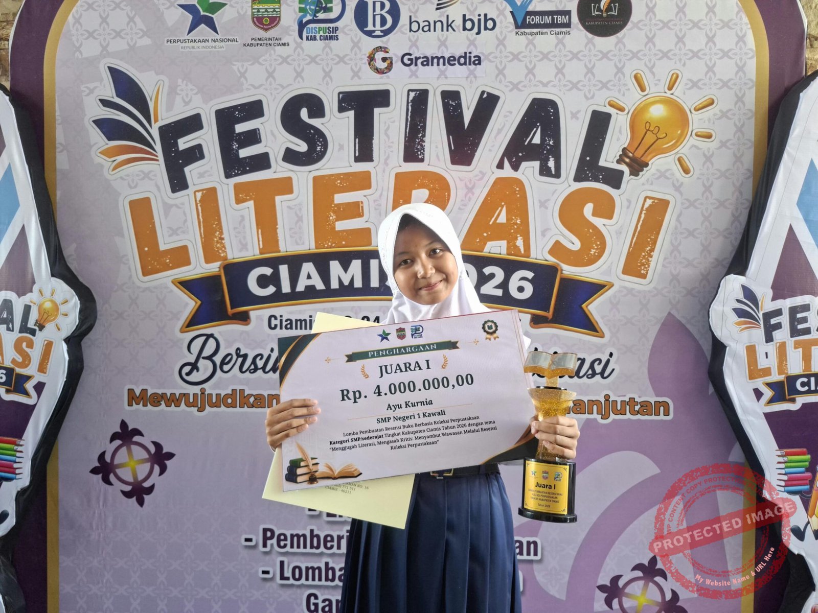 Siswi SMP Negeri 1 Kawali, Ayu Kurnia, meraih juara pertama lomba pembuatan resensi buku berbasis koleksi perpustakaan kategori SMP/sederajat tingkat Kabupaten Ciamis 2026 dalam Festival Literasi Ciamis 2026 di Halaman Dinas Perpustakaan dan Kearsipan Kabupaten Ciamis, Selasa (22/9/2026).