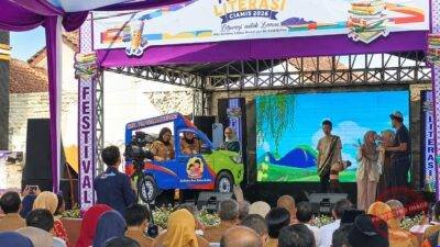 Pegawai Dinas Perpustakaan dan Kearsipan Kabupaten Ciamis tampil dalam kabaret literasi pada pembukaan Festival Literasi Ciamis 2026 di Halaman Dinas Perpustakaan dan Kearsipan Ciamis, Selasa (22/9/2026). Pertunjukan tersebut menyampaikan pesan tentang pentingnya membaca, belajar, dan memanfaatkan perpustakaan melalui seni. (Dok, foto. Kondusif.com/direstorasi AI)