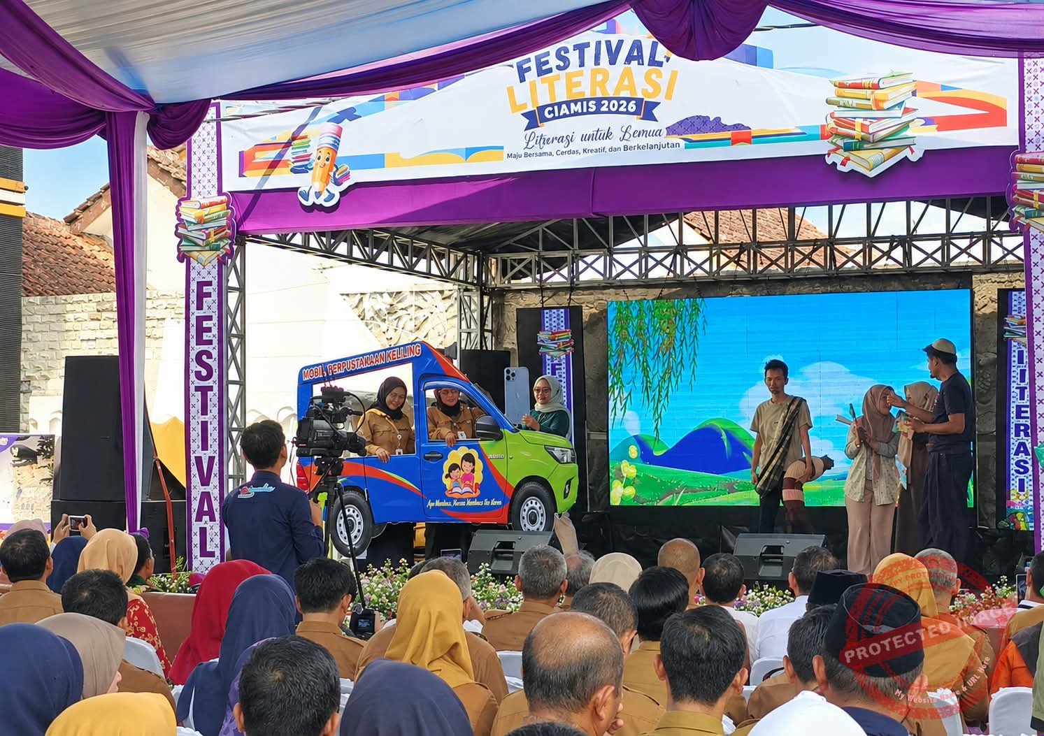 Pegawai Dinas Perpustakaan dan Kearsipan Kabupaten Ciamis tampil dalam kabaret literasi pada pembukaan Festival Literasi Ciamis 2026 di Halaman Dinas Perpustakaan dan Kearsipan Ciamis, Selasa (22/9/2026). Pertunjukan tersebut menyampaikan pesan tentang pentingnya membaca, belajar, dan memanfaatkan perpustakaan melalui seni. (Dok, foto. Kondusif.com/direstorasi AI)
