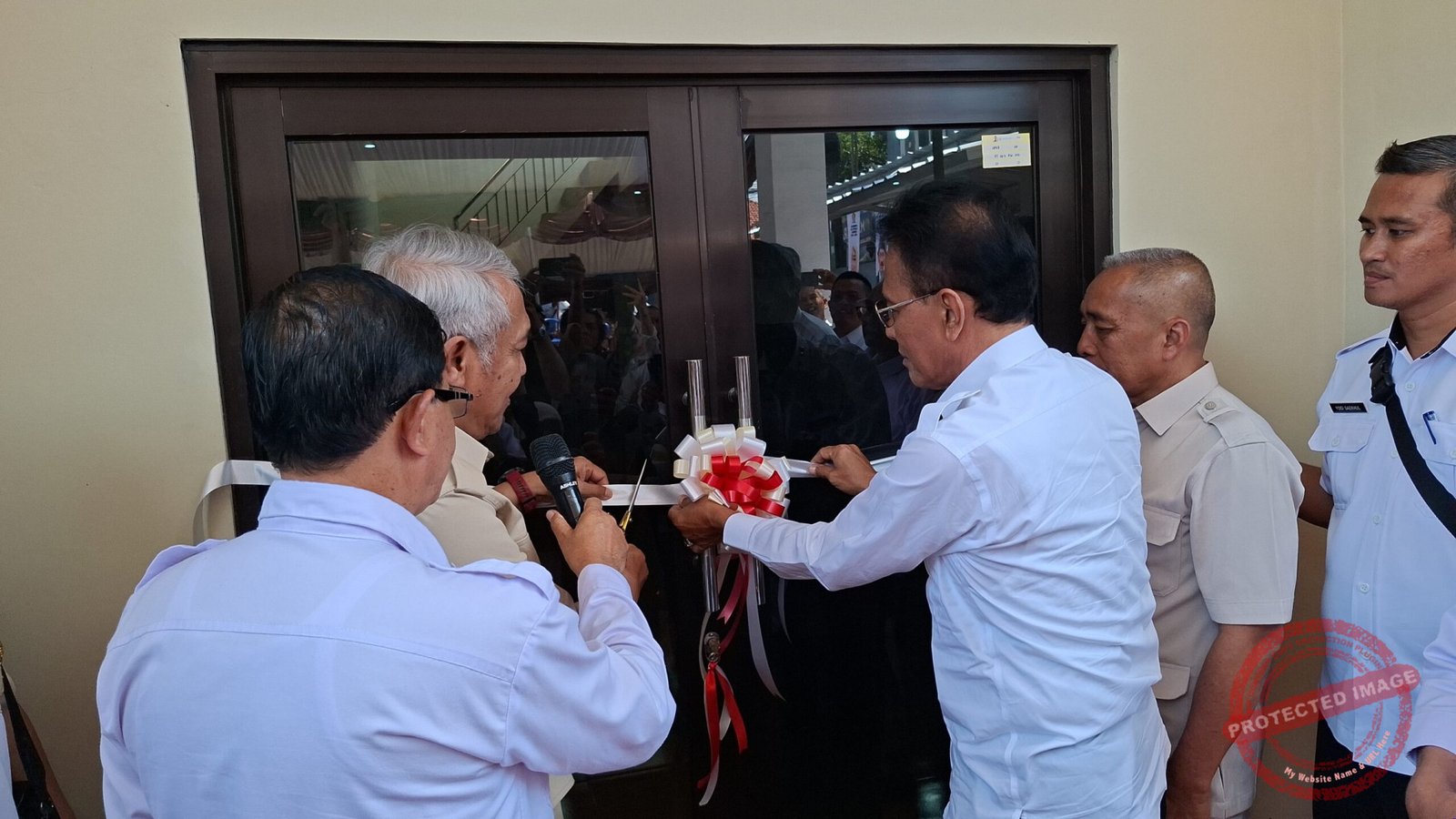 Prosesi gunting pita peresmian gedung baru DPC Partai Gerindra Kabupaten Ciamis. (Dok, foto. Kondusif.com)