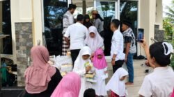 Kegiatan santunan rutin bagi anak yatim piatu, duafa, dan lansia digelar di kawasan Situs Jambansari, Ciamis, Jumat (25/9/2026). Kegiatan yang diinisiasi Majelis Salawat Saung Nusarasa Jambansari bersama sejumlah komunitas tersebut telah berlangsung selama 11 tahun. (Dok, foto. Istimewa/direparasi AI)