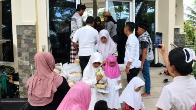 Kegiatan santunan rutin bagi anak yatim piatu, duafa, dan lansia digelar di kawasan Situs Jambansari, Ciamis, Jumat (25/9/2026). Kegiatan yang diinisiasi Majelis Salawat Saung Nusarasa Jambansari bersama sejumlah komunitas tersebut telah berlangsung selama 11 tahun. (Dok, foto. Istimewa/direparasi AI)