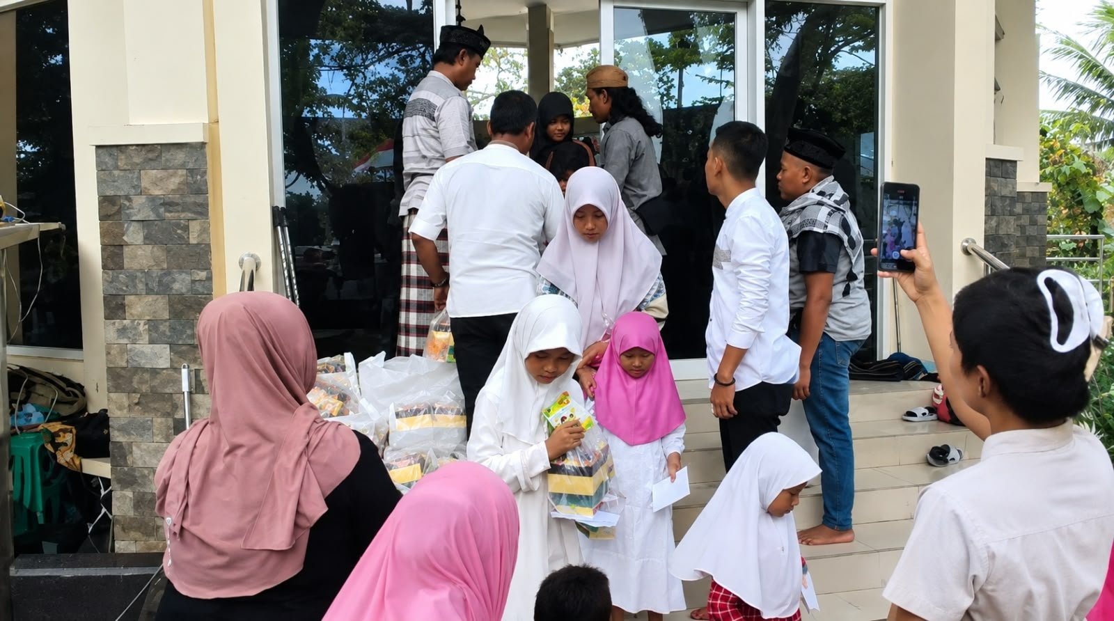 Kegiatan santunan rutin bagi anak yatim piatu, duafa, dan lansia digelar di kawasan Situs Jambansari, Ciamis, Jumat (25/9/2026). Kegiatan yang diinisiasi Majelis Salawat Saung Nusarasa Jambansari bersama sejumlah komunitas tersebut telah berlangsung selama 11 tahun. (Dok, foto. Istimewa/direparasi AI)