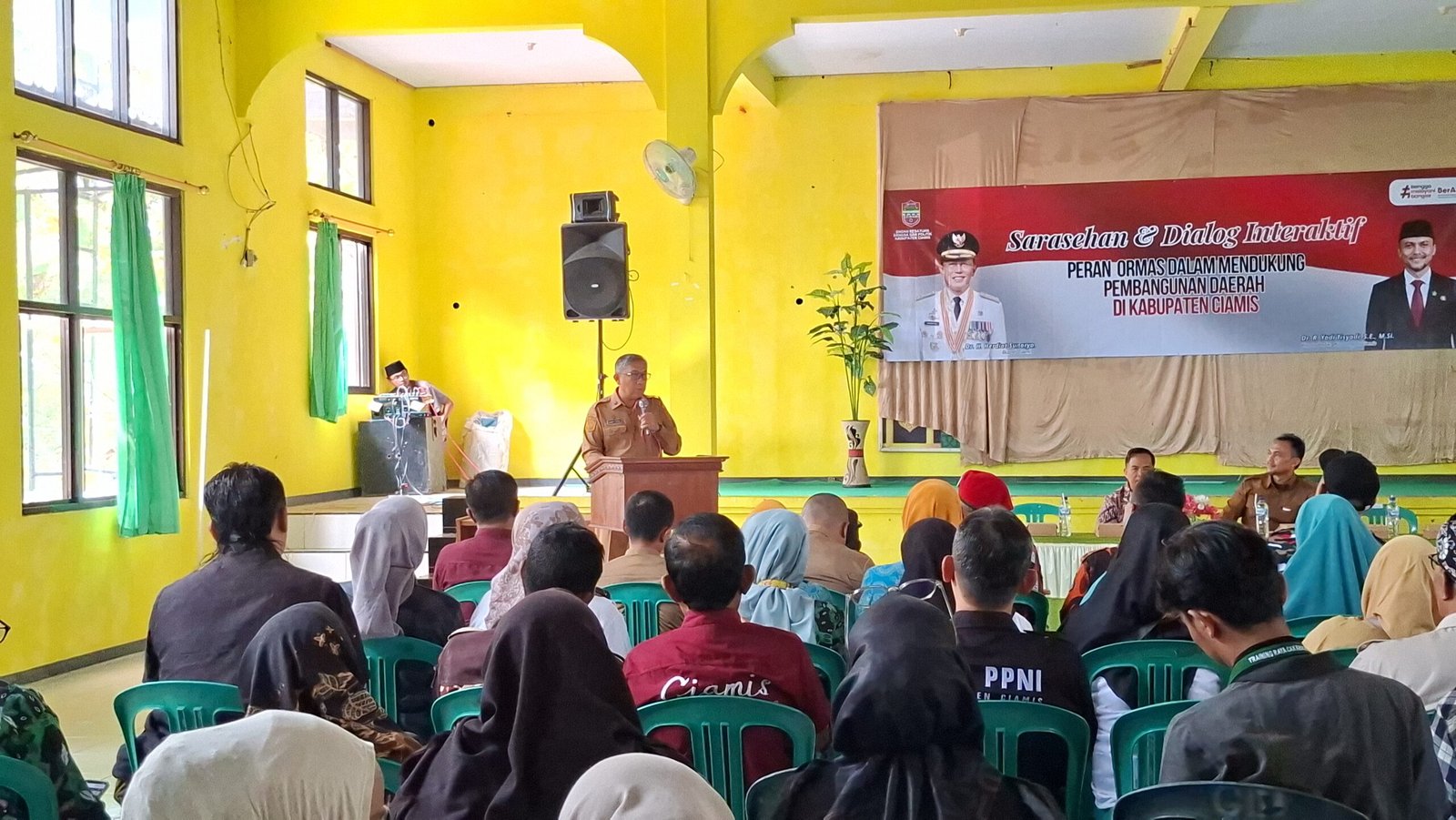 Sekda Ciamis Dr. H. Andang Firman Triyadi menghadiri Sarasehan dan Dialog Interaktif Peran Ormas di Gedung Serbaguna Kecamatan Baregbeg. (Dok, foto. Kondusif.com/Hasna)