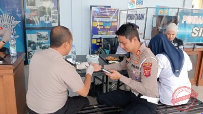 Foto: Kasat Lantas Polres Ciamis AKP ANJAR MAULANA Saat Melakukan Proses Pelaksanakan Donor Darah di Halaman Satlantas Polres Ciamis
