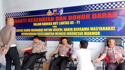 Perwira dan Anggota Satlantas Polres Ciamis saat Melakukan Donor Darah Dalam Rangla HUT LANTAS ke 71 TH