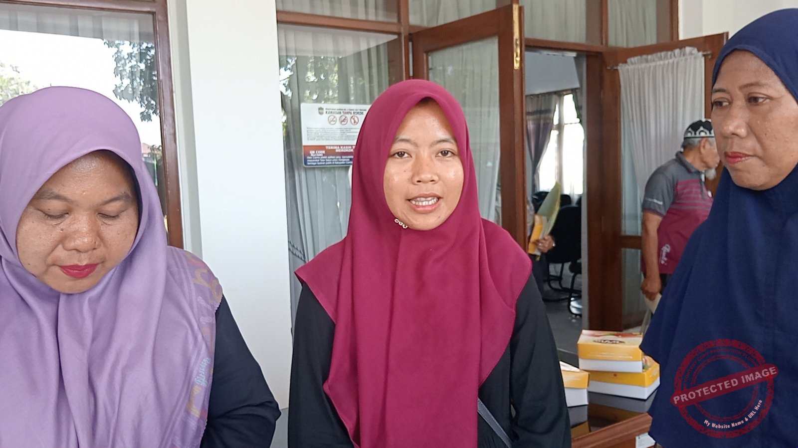 Foto:Nuraeni Didampingi Tm Penggerak PKK Kecamatan Purwadadi saat diwawancarai awak media
