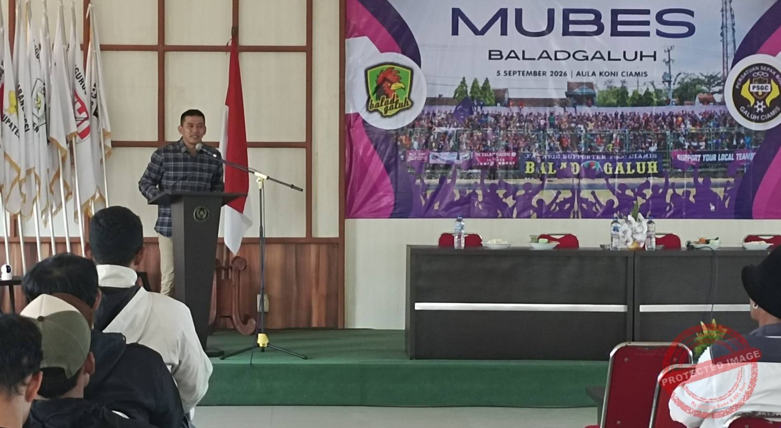 Perwakilan manajemen PSGC Ciamis, Ayi Daud, menyampaikan informasi terkait aturan suporter away dan persiapan PSGC menghadapi Liga 2 saat menghadiri Mubes Balad Galuh di Aula KONI Ciamis, Sabtu (5/9/2026). (Dok, foto. Fauza/Kondusif.com)