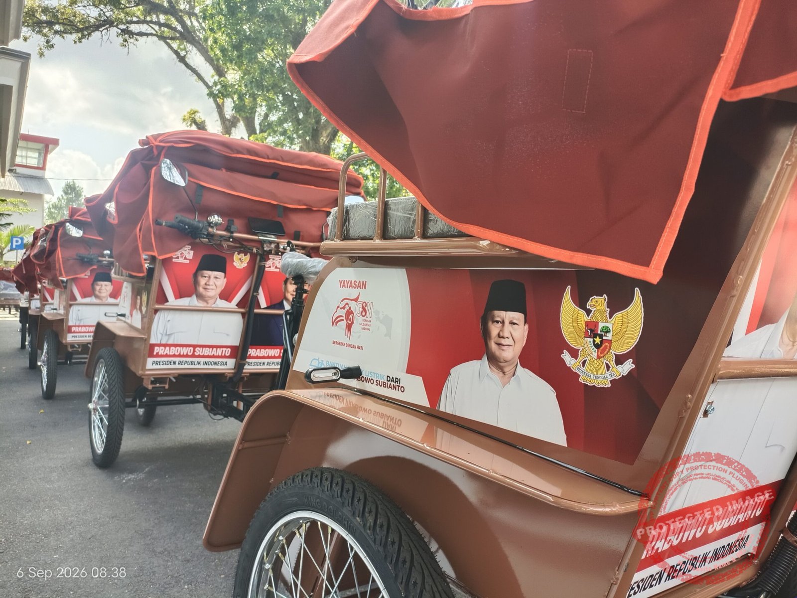 Bantuan sepeda listrik gratis Presiden Prabowo untuk pengayuh becak di Ciamis. (Dok, foto. Kondusif.com)