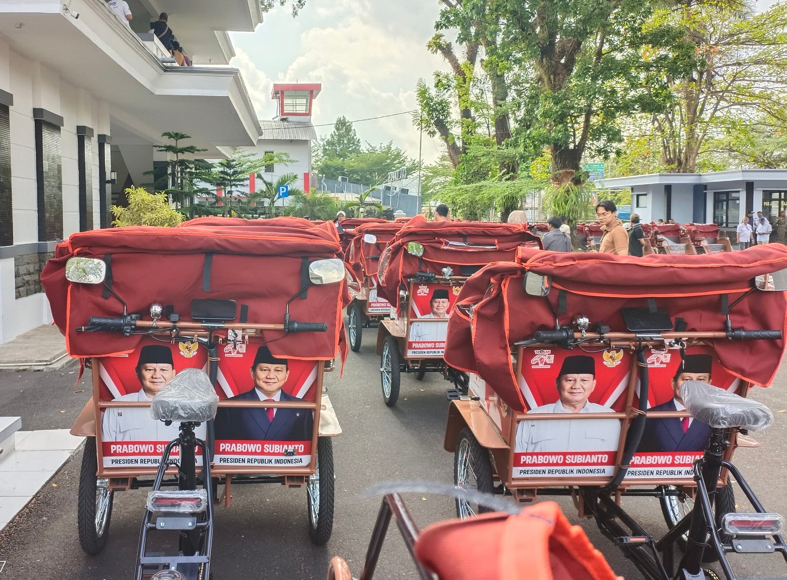 Bantuan becak listrik Presiden Prabowo Subianto untuk warga Kabupaten Ciamis. (Dok, foto. Kondusif.com)
