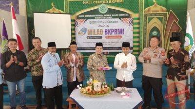 Potong tumpeng perayaan milad ke-49 BKPRMI Ciamis. (Dok, foto. Kondusif.com)