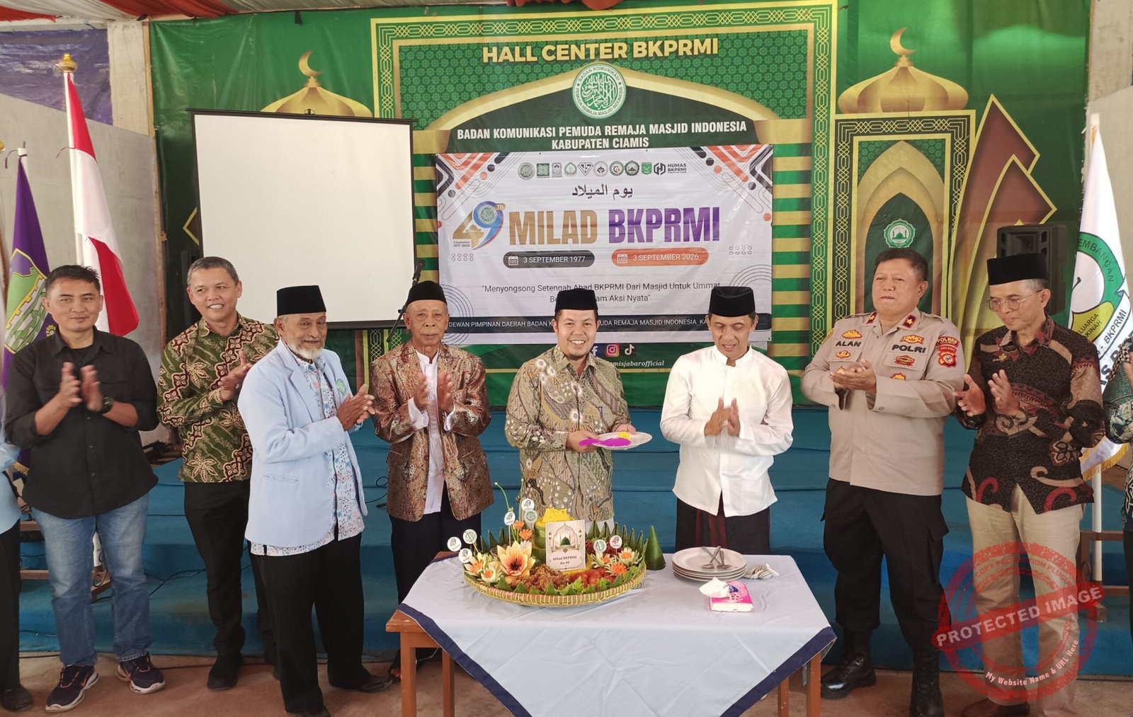 Potong tumpeng perayaan milad ke-49 BKPRMI Ciamis. (Dok, foto. Kondusif.com)
