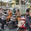 Antisipasi Abu Vulkanik, Satlantas Polres Tasikmalaya Kota Turun ke Jalan Bagikan Masker