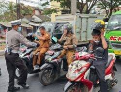Antisipasi Abu Vulkanik, Satlantas Polres Tasikmalaya Kota Turun ke Jalan Bagikan Masker