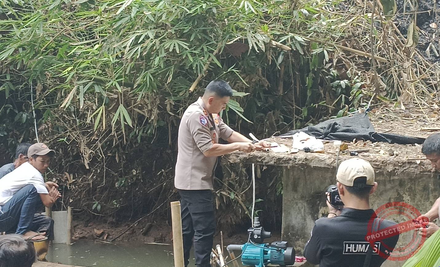 Kapolres Ciamis, AKBP Eko Iskandar saat memasang saluran pipa di mata air Cirumanja, Mekarjadi, Kecamatan Sadananya. (Dok, foto. Kondusif.com/fauza)
