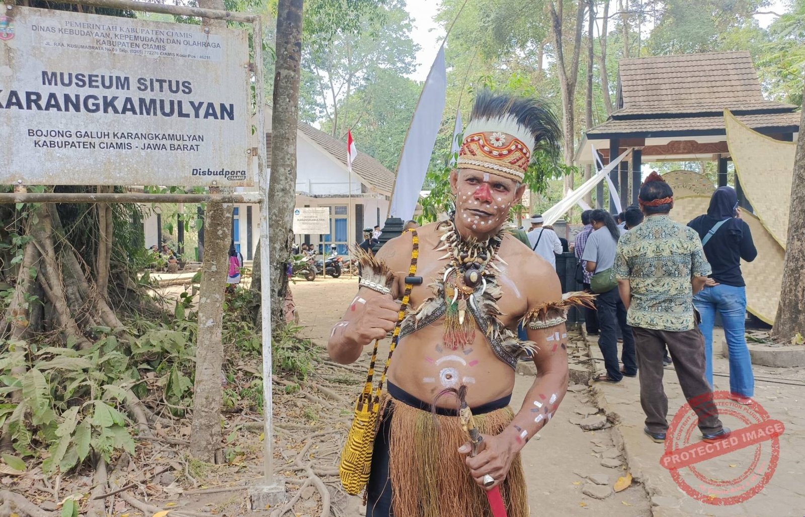 Muhammad Ali Fauzi pria asal Manokwari, Papua yang tertarik budaya dan sejarah Sunda. (Dok, foto. Fauza/kondusif.com)