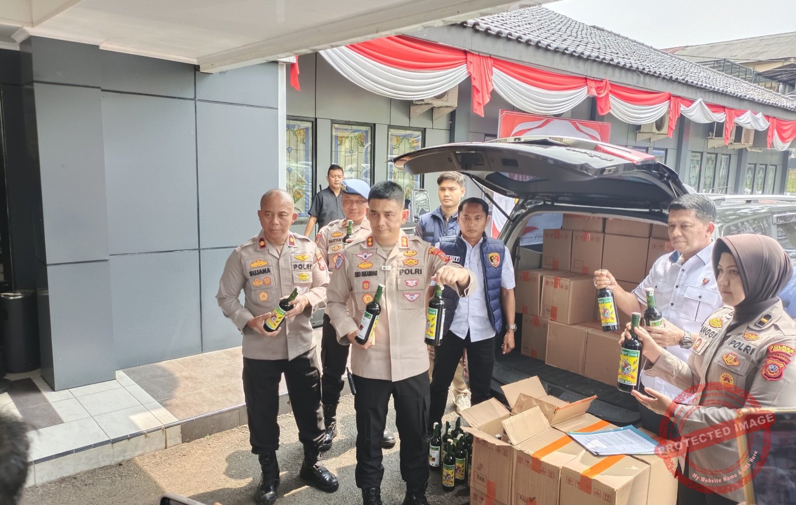 Polres Ciamis mengamankan 1.200 botol miras jenis Anggur Ginseng merek Cap Kuda Mas dalam sebuah minibus. (Dok, foto. Kondusif.com)