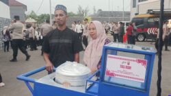 Yoyo warga Sindangrasa mendapat bantuan gerobak cilok dari Kapolda Jabar Irjen Pol Pipit Rismanto saat kunjungan ke Polres Ciamis.