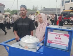 Gerobak Cilok dari Kapolda Jabar Bantu Yoyo Kembali Berjualan
