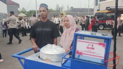 Yoyo warga Sindangrasa mendapat bantuan gerobak cilok dari Kapolda Jabar Irjen Pol Pipit Rismanto saat kunjungan ke Polres Ciamis.