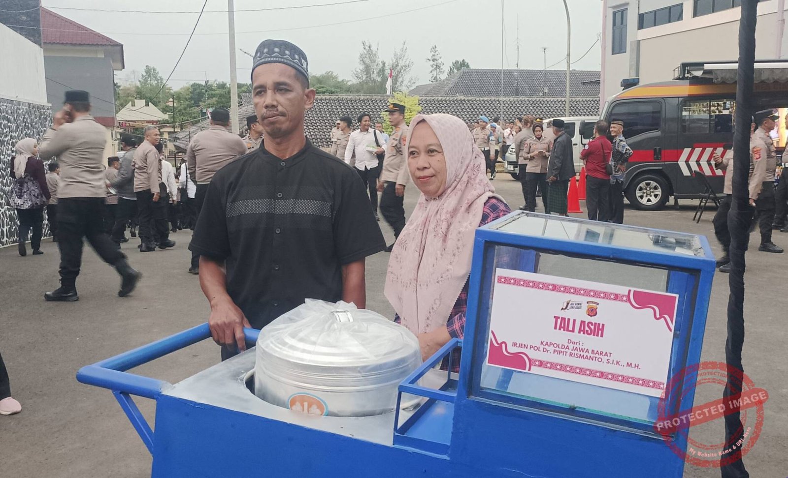 Yoyo warga Sindangrasa mendapat bantuan gerobak cilok dari Kapolda Jabar Irjen Pol Pipit Rismanto saat kunjungan ke Polres Ciamis.