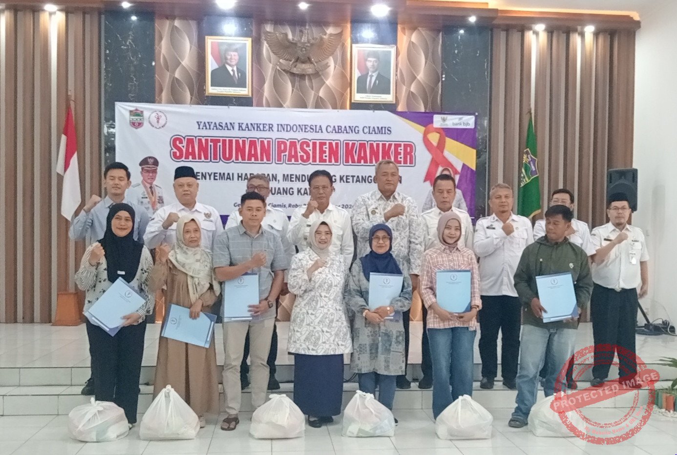 Foto: Bupati.Ciamis, Ketua YKI Cabang Ciamis Saat Berfoto Bersama dengan Penerima Santunan