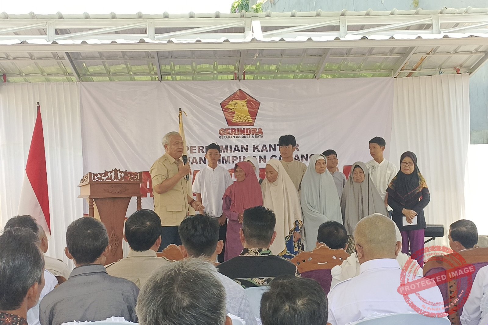 Ketua DPD Partai Gerindra Jawa Barat, H. Amir Mahfud memberikan beasiswa untuk 5 warga Ciamis melalui primajasa foundation. (Dok, foto. Kondusif.com)