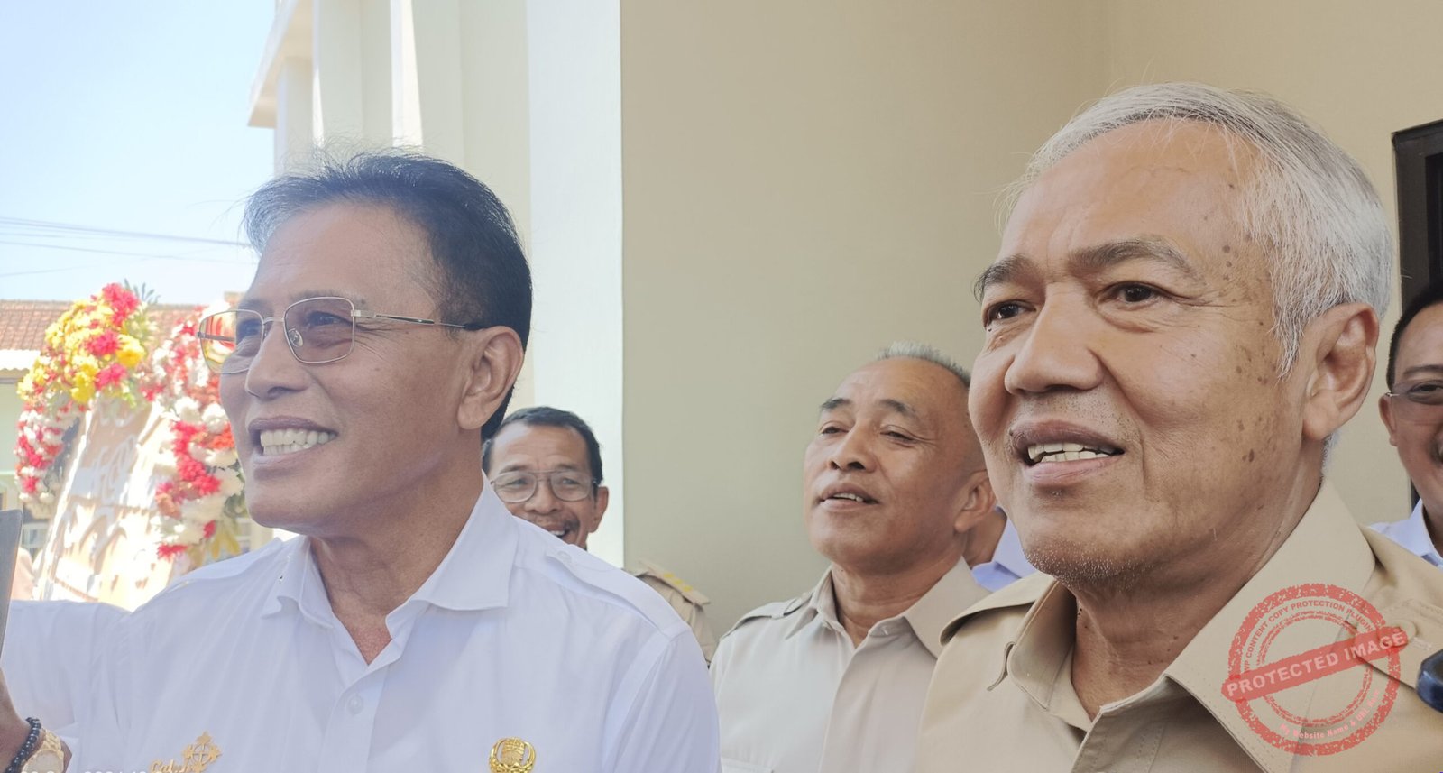 Bupati Ciamis Herdiat Sunarya bersama Ketua DPD Partai Gerindra Jawa Barat H. Amir Mahfud saat memberikan keterangan kepada wartawan usai peresmian gedung baru DPC Gerindra Kabupaten Ciamis, Rabu (23/9/2026). (Dok foto. Fauza/kondusif.com)