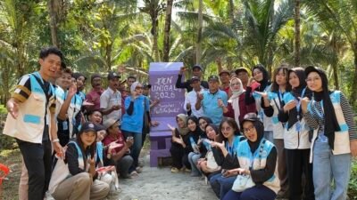 Mahasiswa KKN Universitas Galuh bersama masyarakat melakukan pembenahan kawasan wisata Batu Nunggul, Desa Ciparanti, Kecamatan Cimerak, Kabupaten Pangandaran. Program tersebut mencakup pembentukan Pokdarwis, penyediaan fasilitas kebersihan, papan informasi, hingga penguatan promosi digital wisata. (Dok, foto. Istimewa)