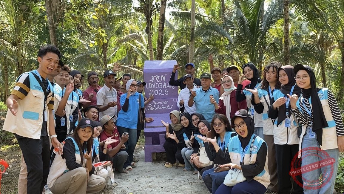 Mahasiswa KKN Universitas Galuh bersama masyarakat melakukan pembenahan kawasan wisata Batu Nunggul, Desa Ciparanti, Kecamatan Cimerak, Kabupaten Pangandaran. Program tersebut mencakup pembentukan Pokdarwis, penyediaan fasilitas kebersihan, papan informasi, hingga penguatan promosi digital wisata. (Dok, foto. Istimewa)