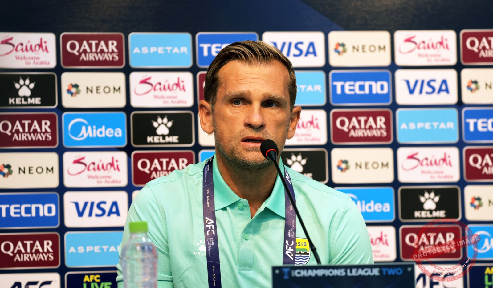 Pelatih Persib, Igor Tolic, saat konferensi pers menjelang laga melawan FC Seoul. (Dok, foto. Persib)