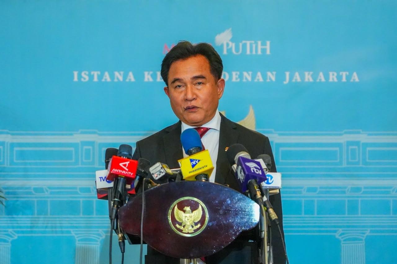 Menteri Koordinator Bidang Hukum, Hak Asasi Manusia, Imigrasi, dan Pemasyarakatan Yusril Ihza Mahendra saat menyampaikan arahan Prabowo soal definisi korupsi. (Dok, foto. Kemensetneg RI)