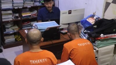 Foto:Kedua Pelaku Curat saat dimintai keterangan oleh penyidik di mako Polres Ciamis