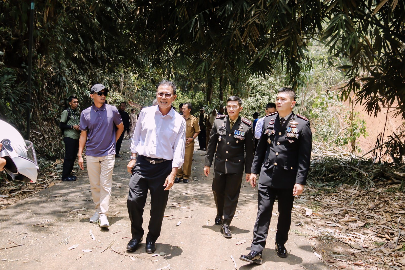 Foto: Bupati Ciamis Dr H Herdiat Sunarya Bersama Unsur Forkopimda Ciamis Saat Meninjau Secara Langsung Jalan Gardu- Ciilat Akibat Longsor di Wilayah Kecamatan Cipaku