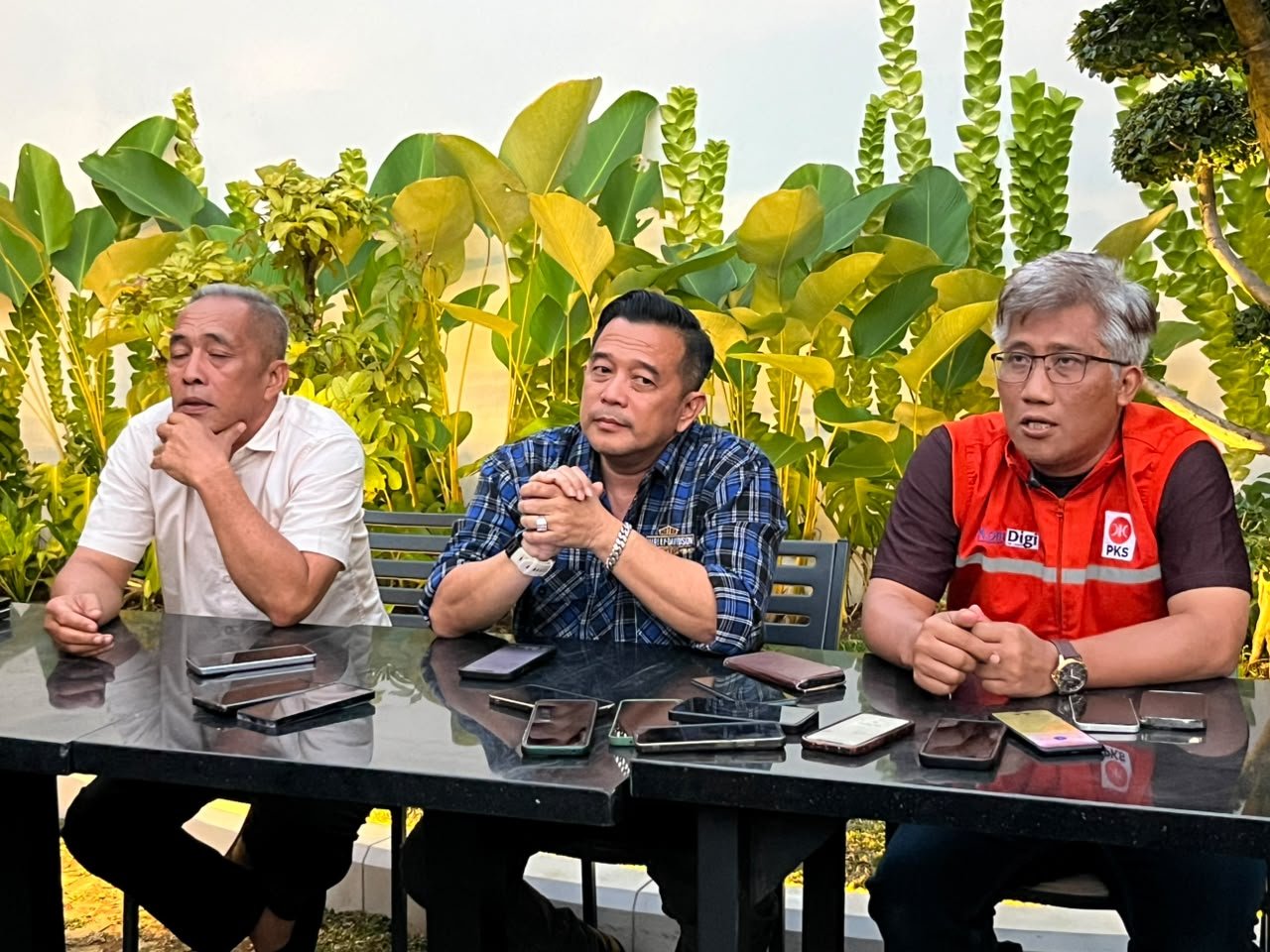 Ketua DPC Partai Demokrat Ciamis H. Anjar Asmara (tengah) bersama Ketua DPC Partai Gerindra Ciamis Pipin Arif Apilin (kiri) dan Ketua DPD PKS Ciamis H. Didi Sukardi (kanan) saat pertemuan di Cafe 23, Ciamis. (Dok, foto. Kondusif.com/fauza khodir)