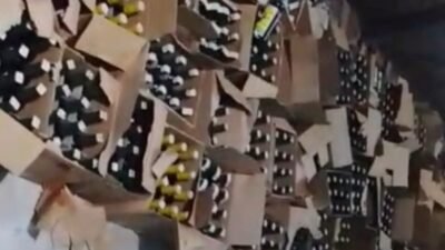 Foto: Ribuan Botol Berisi Miras Berbagai Merk Ditemukan Laskar Front Persaudaran Islam FPI dan di Serahkan Kepada Pihak Polres Banjar Untuk di Musnahkan, Jum'at (16/10/2026) Malam