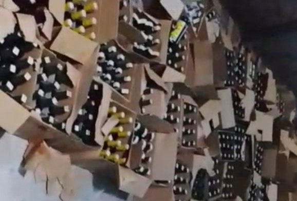 Foto: Ribuan Botol Berisi Miras Berbagai Merk Ditemukan Laskar Front Persaudaran Islam FPI dan di Serahkan Kepada Pihak Polres Banjar Untuk di Musnahkan, Jum'at (16/10/2026) Malam