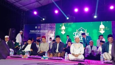 Puluhan ribu santri dan masyarakat menghadiri Tabligh Akbar Hari Santri Nasional (HSN) 2026 di Alun-alun Kabupaten Ciamis, Jumat (23/10/2026) malam. Kegiatan ini menghadirkan dua dai nasional, UAS dan KH Das’ad Latif, serta dihadiri Bupati Ciamis Herdiat Sunarya dan sejumlah unsur Forkopimda.