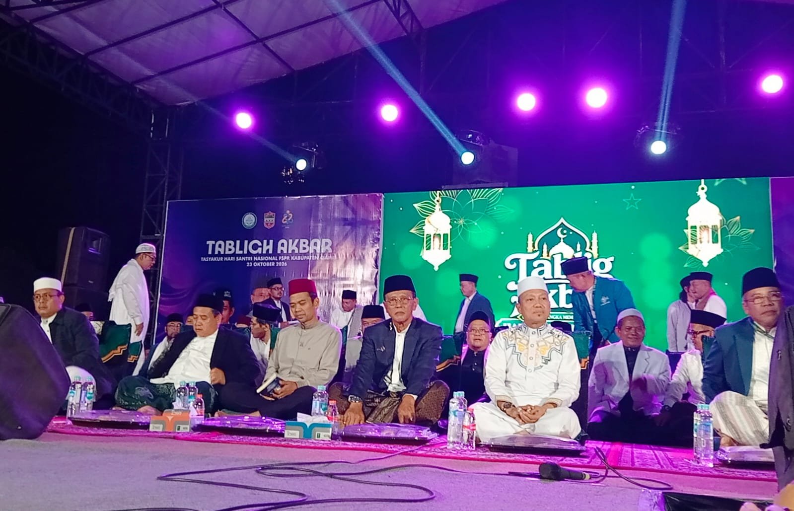 Puluhan ribu santri dan masyarakat menghadiri Tabligh Akbar Hari Santri Nasional (HSN) 2026 di Alun-alun Kabupaten Ciamis, Jumat (23/10/2026) malam. Kegiatan ini menghadirkan dua dai nasional, UAS dan KH Das’ad Latif, serta dihadiri Bupati Ciamis Herdiat Sunarya dan sejumlah unsur Forkopimda.