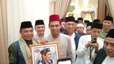 Bikers Subuhan Ciamis memberikan Cinderamata lukisan kepada Ustadz Abdul Somad