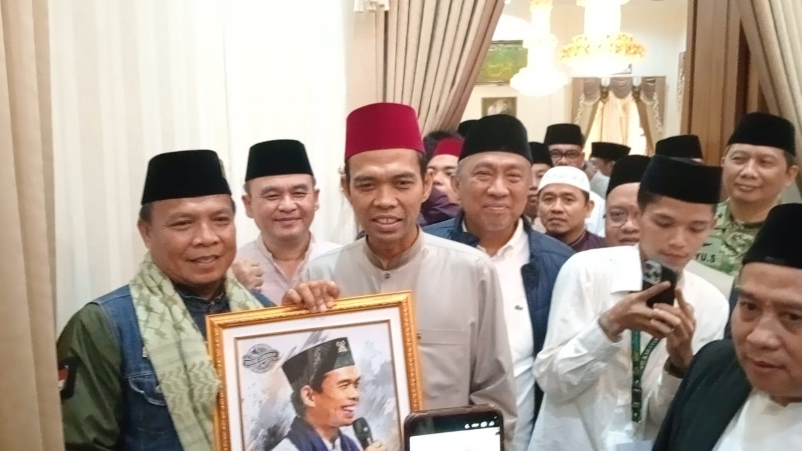 Bikers Subuhan Ciamis memberikan Cinderamata lukisan kepada Ustadz Abdul Somad