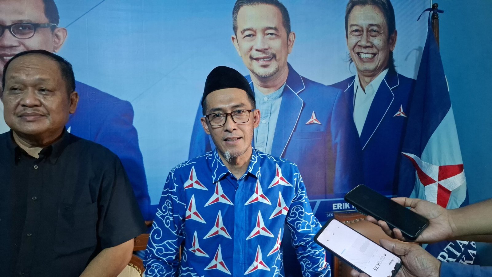 Foto: Mewakili Ketua DPC Partai Demokrat Sopwan Ismail Wakil Ketua III DPRD Ciamis Fraksi Partai Demokrat Saat Memberikan Keterangan Pers, Jum'at 30/10/2026