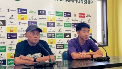 Darrel Nathan Ang (kanan) saat konferensi pers menjelang laga PSGC Ciamis vs PSMS Medan. (Dok, foto. Fauza/kondusif.com)