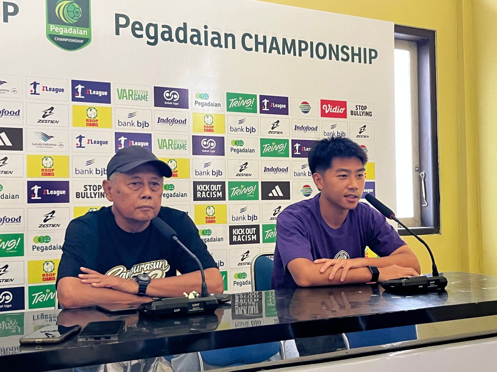 Darrel Nathan Ang (kanan) saat konferensi pers menjelang laga PSGC Ciamis vs PSMS Medan. (Dok, foto. Fauza/kondusif.com)