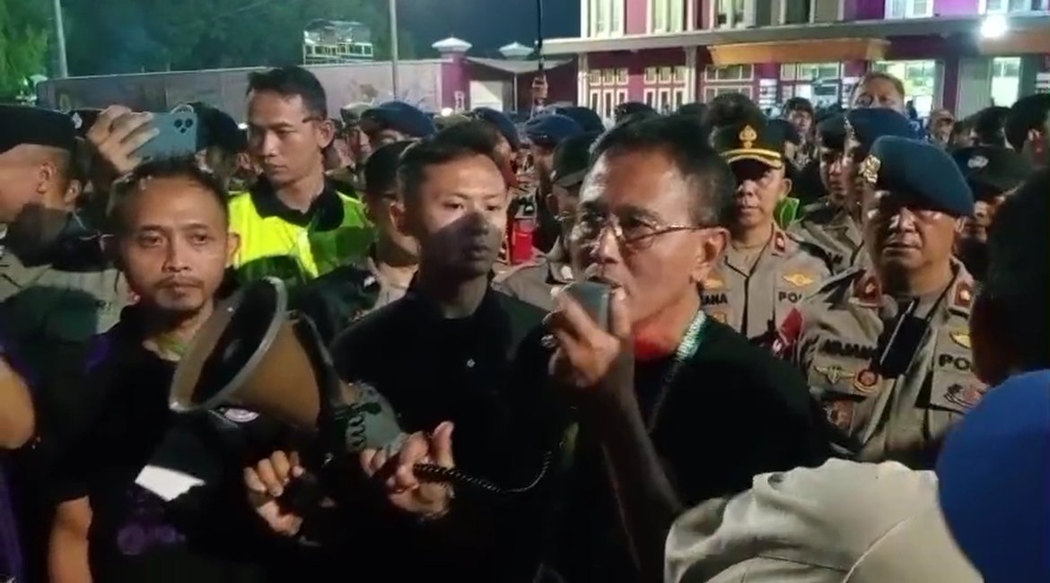 CEO PSGC Ciamis, Herdiat Sunarya saat menemui suporter yang protes usai laga PSGC vs PSMS Medan di Stadion Galuh.