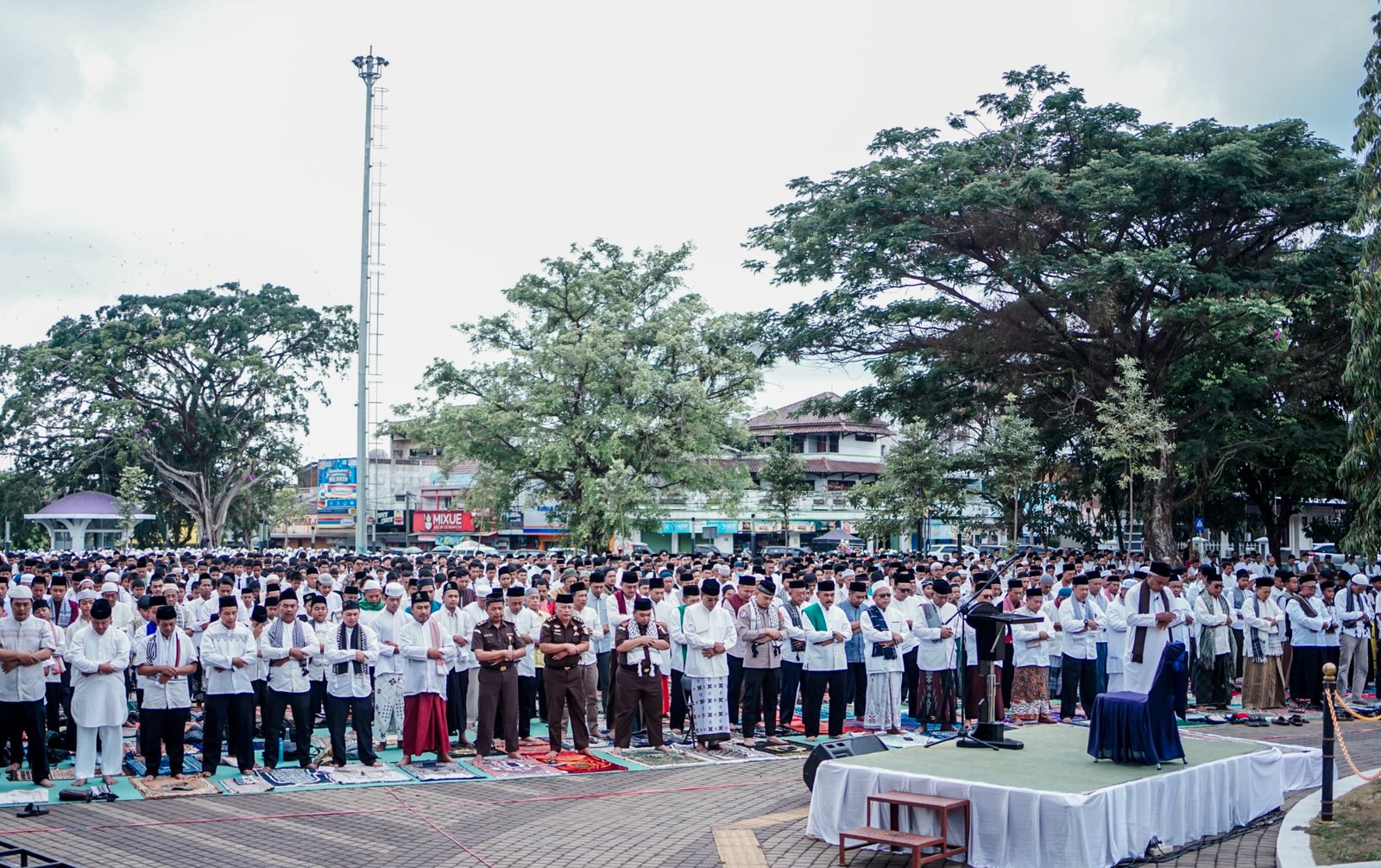 Foto: Pelaksanaan Sholat Istisqo yang diikuti Ribuan Umat Muslim Ciamis di Alun-Alun Kota Ciamis , Rabu (8/10/2026)